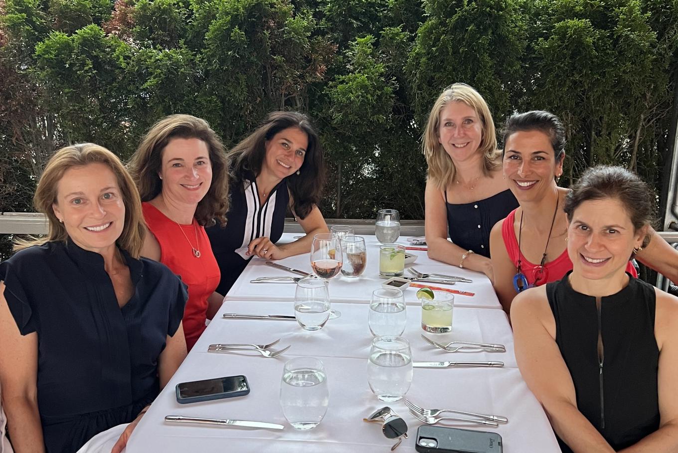 Lauren Ezrol Klein ’88 and friends sitting around a dinner table