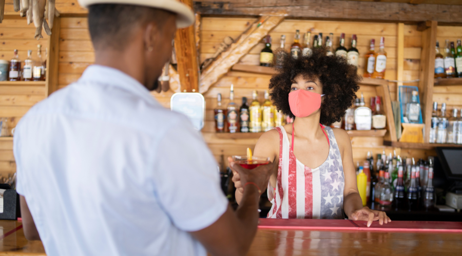 Worker with a mask in a restaurant
