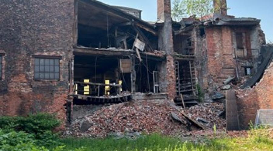 Photo of building in buffalo halfway crumbled