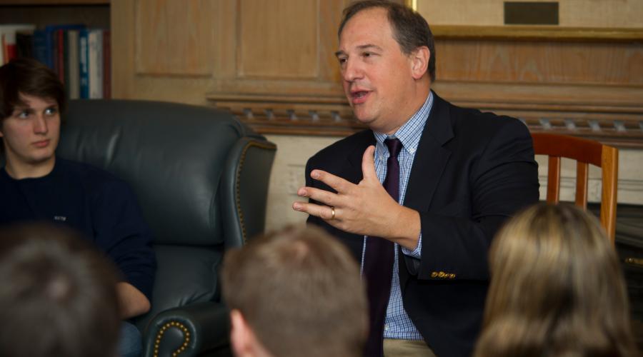 Seth Harris '83 speaks to ILR students in Dougherty Lounge in 2014. 