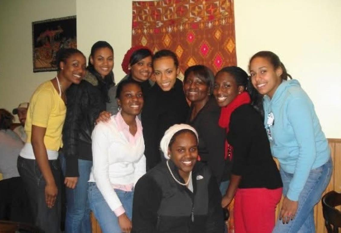 Melanie Stewart ’10 with friends at a restaurant