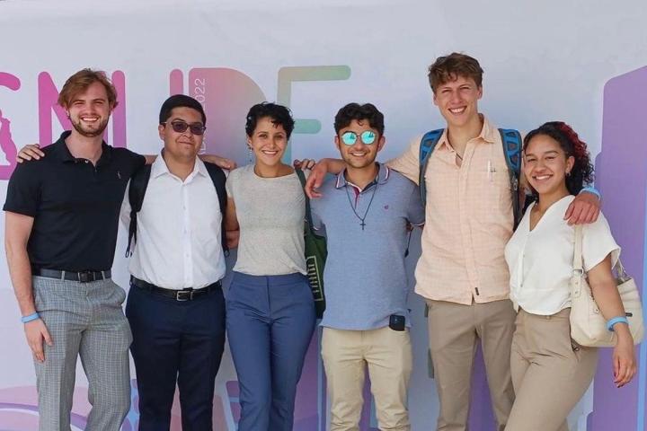 6 students on the Spanish debate team stand together