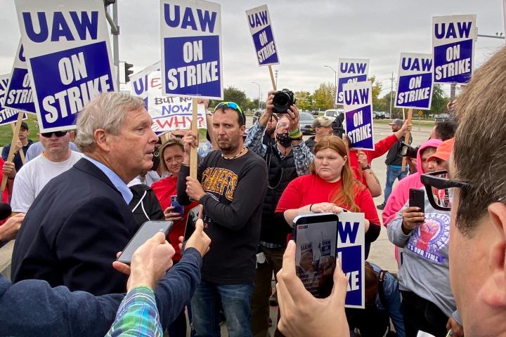 An image of a UAW strike.